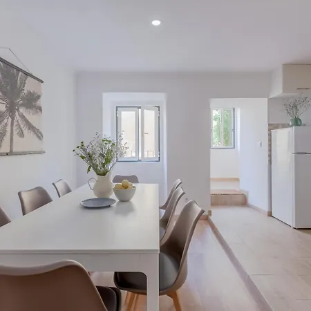 Alfama With Open Air - Up To 30 Guests Апартаменты *